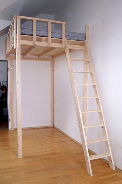 Featured image of post Hochbett 140X200 Mit Treppe Das prinzip ist nat rlich immer dasselbe die liegefl che wird durch eine st tzenkonstruktion nach oben verlegt und darunter bleibt freier raum f r weitere kinderzimmerm bel